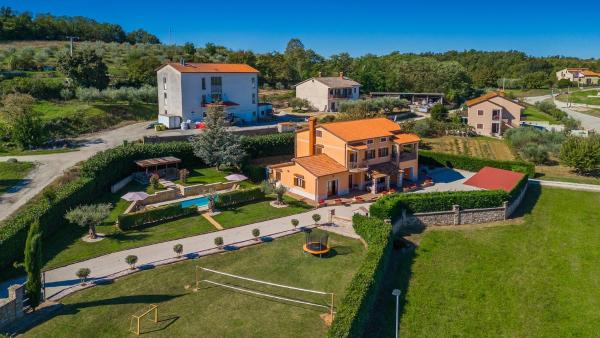 Beautiful Villa Parenzana with pool in Vizinada, Забронировать  Отели Вижинада с парковкой, Парковка