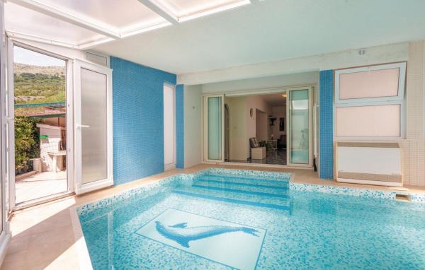 Luksuzna villa sa privatnim unutarnjim bazenom Villa Garden, Забронировать  Отели в центре Подстраны, в центре