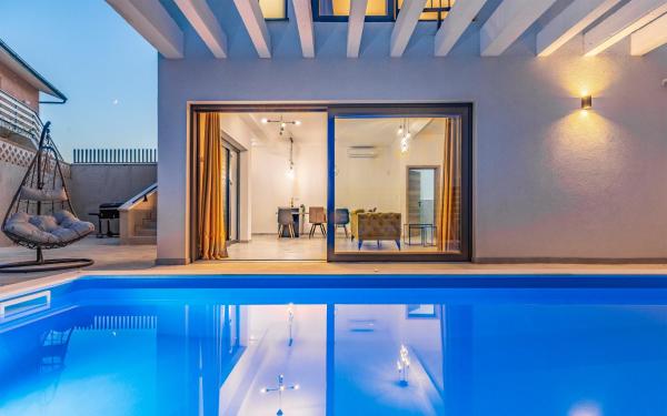 Villa RougeMarin - Marin with private pool, Забронировать  Отели Медулин с бассейном, Бассейн