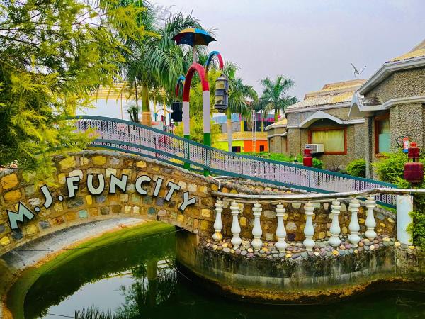 MJ Funcity Water Park & Resort, Забронировать  Отели штата Уттар-Прадеша с парковкой, Парковка