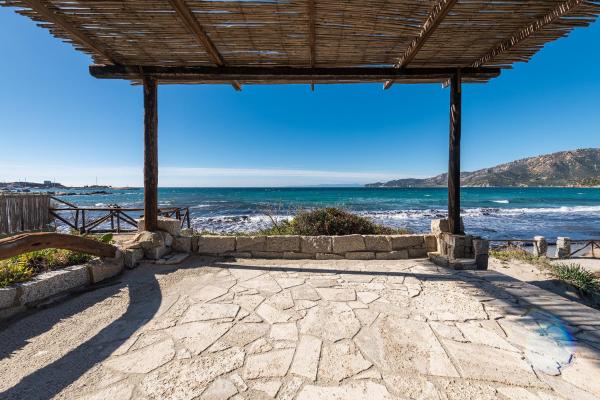 Elegante Villa WI-FI GRATIS con terrazza sul mare quasi a toccare l\acqua, Забронировать  Кампу-Лонгу Сардиния
