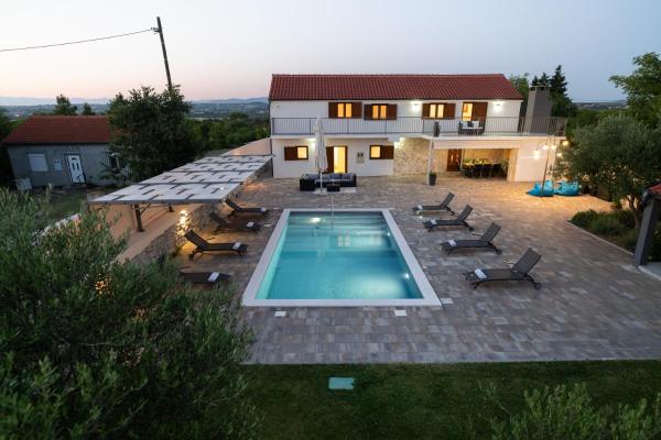 Villa Pietra- Modern rustic poolside oasis, Забронировать  Бенковац 