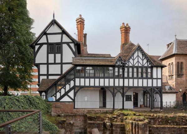 Priory Row Cottages, Забронировать  Отели Ковентри с парковкой, рядом с Университет Ковентри, Парковка