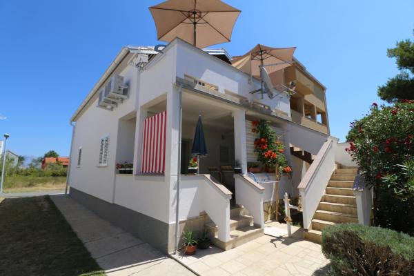 Studio apartmani Rajlić, Забронировать  Отели в центре Нин, в центре, Парковка