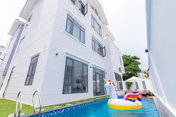 Palm Villa 10 - Luxury Pool Villa 6 Rooms & Billiard, Забронировать  Отели Xa Thang Nhut с бассейном, Бассейн