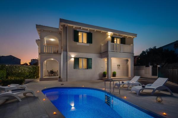 Villa Kami - 4 stars villa, Heated pool, Забронировать  Отели Шибеник с бассейном, Бассейн