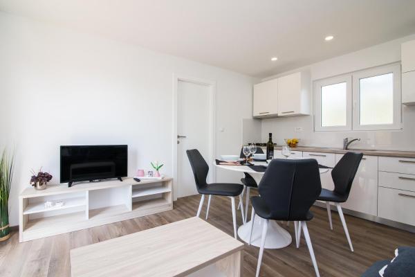 Luxury Mobile Homes Liza, Забронировать  Бизнес-отели Биоград-на-Мору, рядом с Kornati Marina, 4* 5*