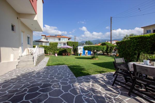 Babis House, Забронировать  Отели Неа-Врасна с парковкой, Парковка