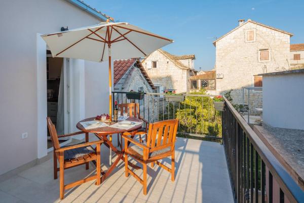 Zlatin Dvor - apartments for 3, terrace, Trogir center, beach at 5-min, BIKE friendly, Забронировать Апартаменты/квартира Апартаменты Ciovo Island, Апартаменты/квартира