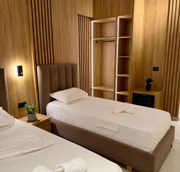 Vila Llaman Luxury Rooms, Забронировать  Отели Химара с парковкой, Парковка