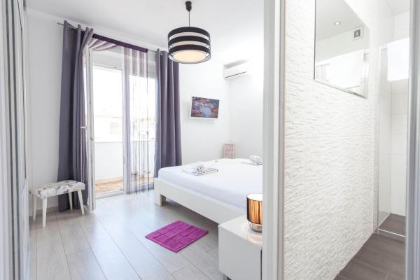 Apartmani Marina, Забронировать  Отели Макарска с парковкой, рядом с Маяк Св. Петра, Парковка