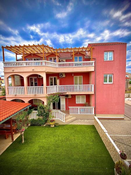 Zeljak Apartments, Забронировать Апартаменты/квартира Отели Водице с парковкой, рядом с Пляж Балу, Парковка