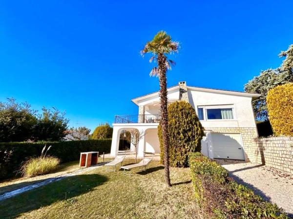 Villa Edith - stupenda villa con terrazzo vista mare e spiaggia inclusa, Забронировать  Отели в центре Нумана, в центре