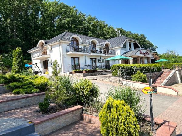Mery Ján, Забронировать  Отели в центре Подгайска, в центре, Парковка