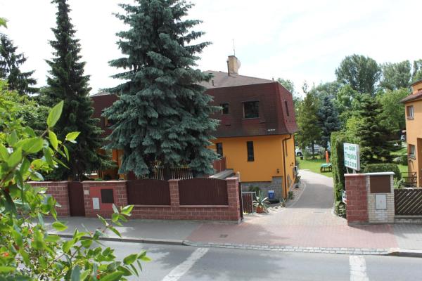 Pension Trojská, Забронировать  Отели Праги с парковкой, Парковка