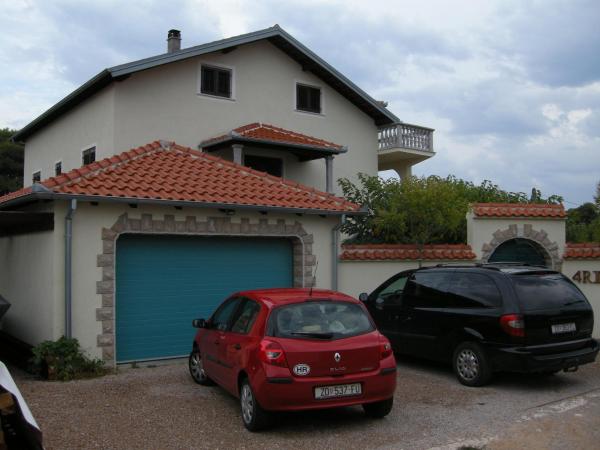 Holiday Home 1, Забронировать  Бибинье Задарская жупания, рядом с Пляж Пунта Рожица