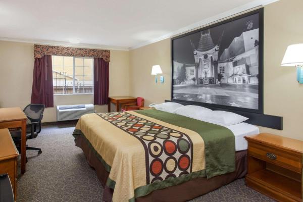 Super 8 by Wyndham Los Angeles Downtown
