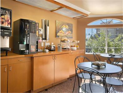 Super 8 by Wyndham Los Angeles Downtown