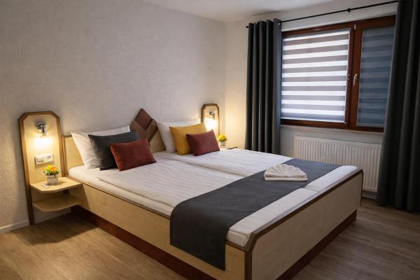 Private Zimmer mit eigenem Bad Fernseher und Schreibtisch, Забронировать  Бонн Северный Рейн-Вестфалия