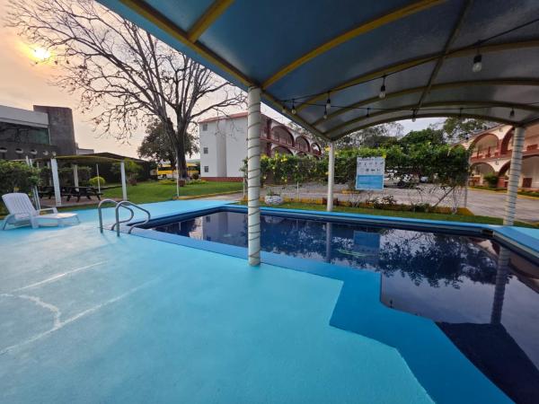 Hotel Los Cedros, Забронировать  Отели Мартинес-де-ла-Торре с бассейном, Бассейн