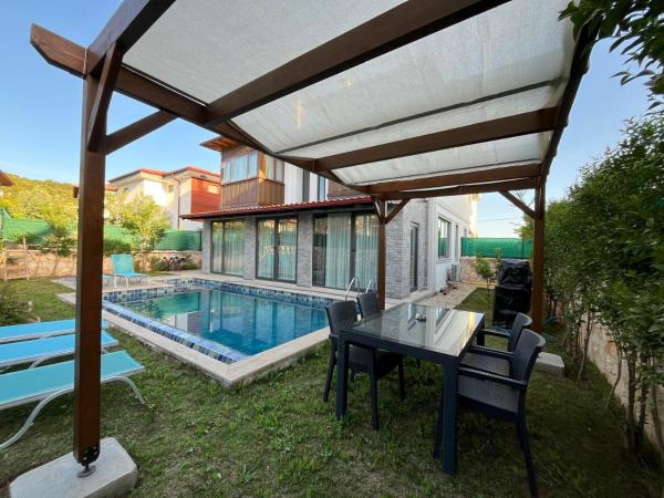 Derya Beach Agullu Villa 6, Забронировать  Отели Каш с бассейном, Бассейн