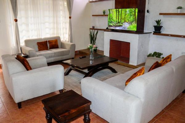 Larami House Narok, Забронировать  Отели Maasai Mara National Reserve с парковкой, Парковка