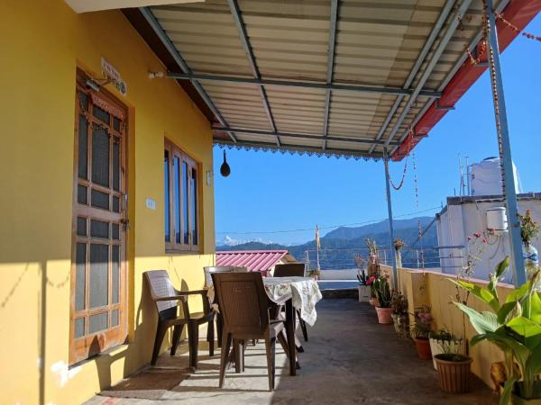 Parvatin Binsar, Забронировать  Отели Hawālbāgh с парковкой, Парковка