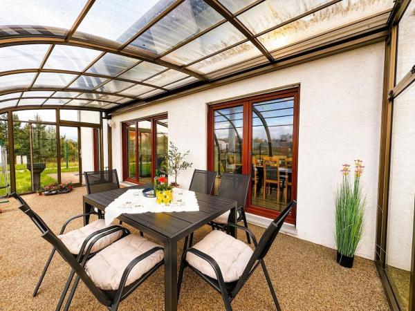 Luxury Villa with Glass Veranda & Garden Karlovy Vary, Забронировать  Карловы Вары Карловарский край, рядом с OC Varyáda Mall