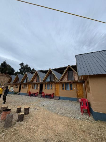 Prashar valley mud house, Забронировать  Отели Prashar lake с парковкой, Парковка