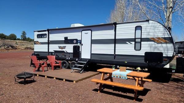 Family-Friendly Spacious RV Suite with Modern Kitchen, Fireplace & Private Deck Near Williams, Arizona, 预订  威廉姆斯 科罗拉多大峡谷