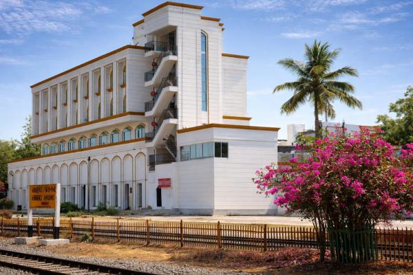Hotel Golden Retreat - At Anand Railway Station, Забронировать  Ананд штат Гуджарат, рядом с Anand Railway Station