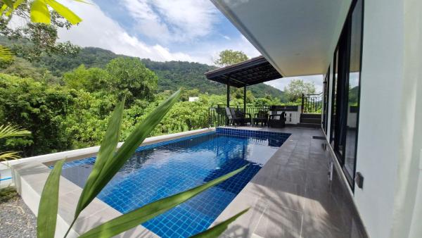 Luxurious Villa with Private Pool and Stunning Views, Забронировать  Отели Бан-Кланга с парковкой, Парковка