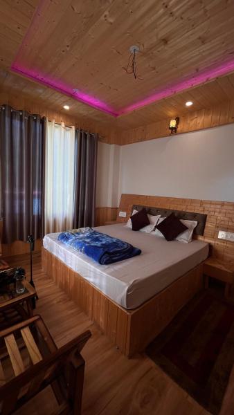 Tirthan mountain breeze stays, Забронировать  Отели Банджар с парковкой, Парковка