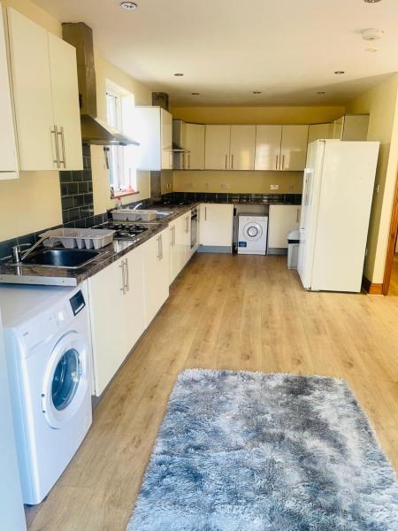 FREE PARKING - near Heathrow SHARED ACCOMODATION LARGE BUNGALOW, SEMI-ENSUITE DOUBLE BEDROOM, TW7 6NZ, Забронировать  Айлворт Большой Лондон