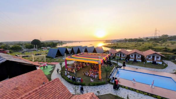 Signature Resort, Забронировать  Отели штата Махараштры с бассейном, Бассейн