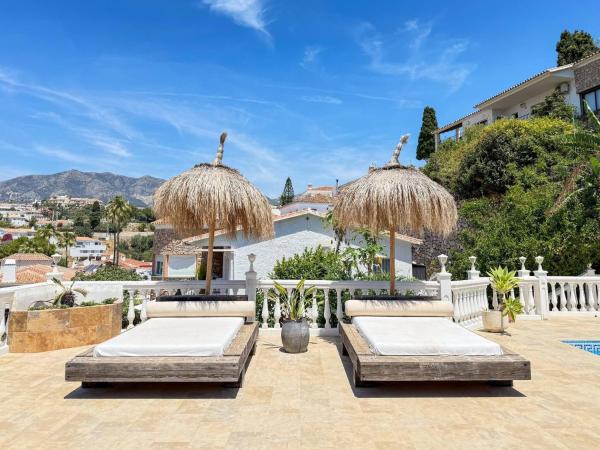Seaview Villa in Fuengirola, Pool, Sleeps 16, Забронировать  Отели Фуэнхирола с парковкой, Парковка