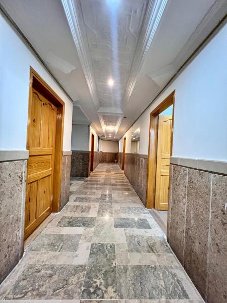 Hotel Near GPO Mall Road Murree, Забронировать  Отели Марри с парковкой, Парковка