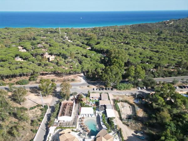 Oasi Blu Exclusive Villa - Private Pool Estate in Sardinia - 14-Bedroom Luxury Retreat, Забронировать  Отели Форте-Вилладж с парковкой, Парковка