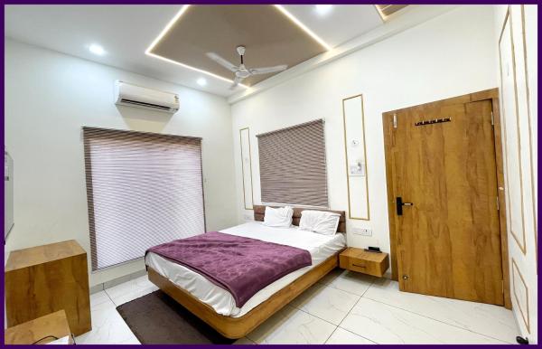 NEAR Mahakal dham TEMPLE Hotel Premium G R Ujjain,Near Mahakaleshwar Jyotirlinga Temple And Railway Station , Fully Air Conditioned Rooms And Wifi , Parking , TOP RATED FAMILY HOTEL IN UJJAIN, Забронировать  Удджайн штат Мадхья-Прадеш