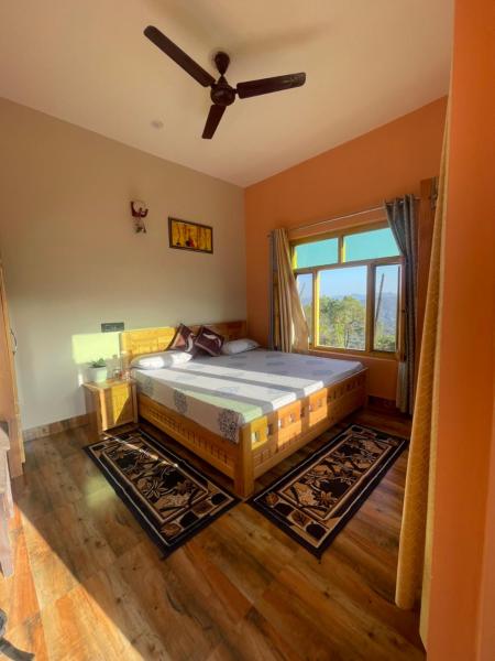 Homestay In Kasar Devi, Забронировать  Отели Hawālbāgh с парковкой, Парковка