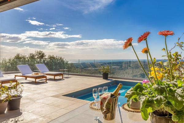 Villa Bella Vista Villa dexception avec vue panoramique mer et montagne, Забронировать  Отели Upper Corsica с парковкой, Парковка