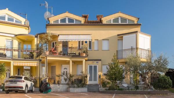 Apartman Andrea by Villas Guide, Забронировать  Отели Нова-Вас с парковкой, Парковка