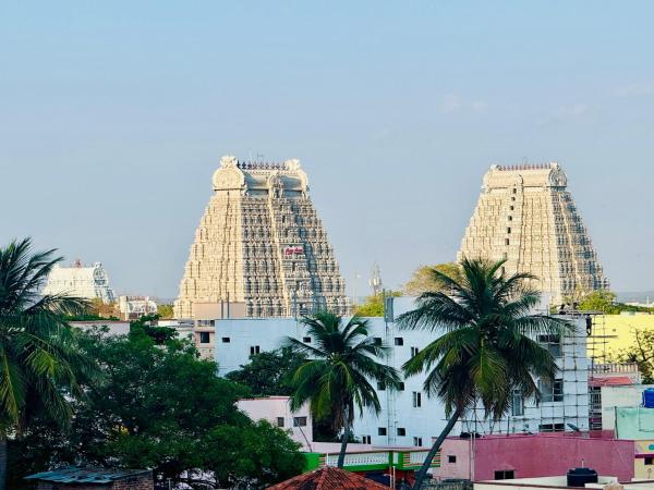 Hotel SK Temple View, Забронировать  Отели Тируваннамалай с парковкой, Парковка