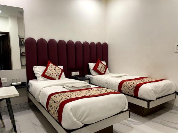 hotel pooja paharganj, Забронировать  Джамб штат Махараштра