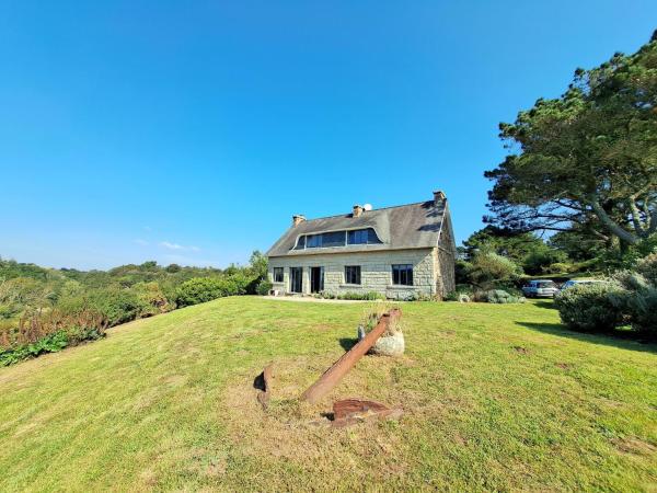 Spacious Coastal Villa near Rospico Beach, Забронировать  Отели Неве с парковкой, Парковка
