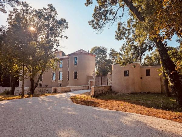 Château de la Grimenaudière - charme & expérience près de La Rochelle, Забронировать  Отели Аквитаний с парковкой, Парковка