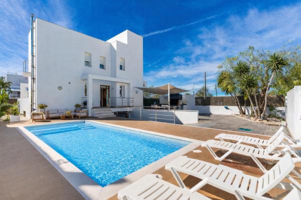 New Villa Noa 5 Bedrooms Private Ibiza Escape in Jesús, Забронировать  Отели Кан-Фурнет с парковкой, Парковка
