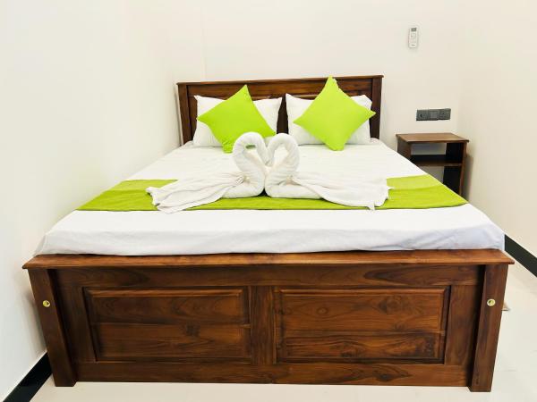 Nushi Inn, Забронировать  Отели Западной провинции с парковкой, Парковка