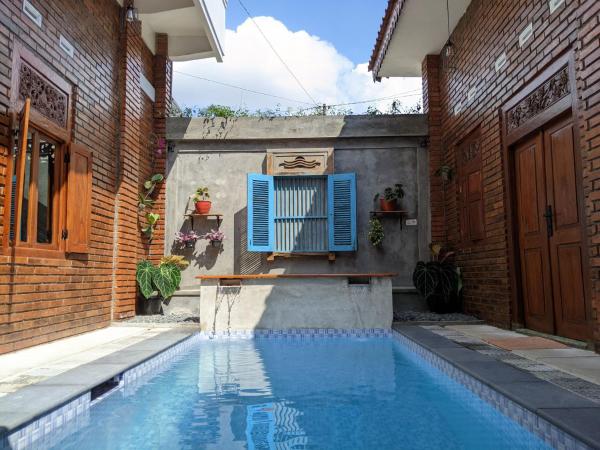 Sabi Red and Yellow House at Prawirotaman, Забронировать  Отели Yogyakarta Province с парковкой, Парковка