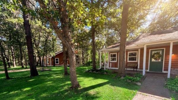 Private Cottage Cabin Brainerd Retreat Sleeps 13, 预订  布雷纳德 明尼苏达州